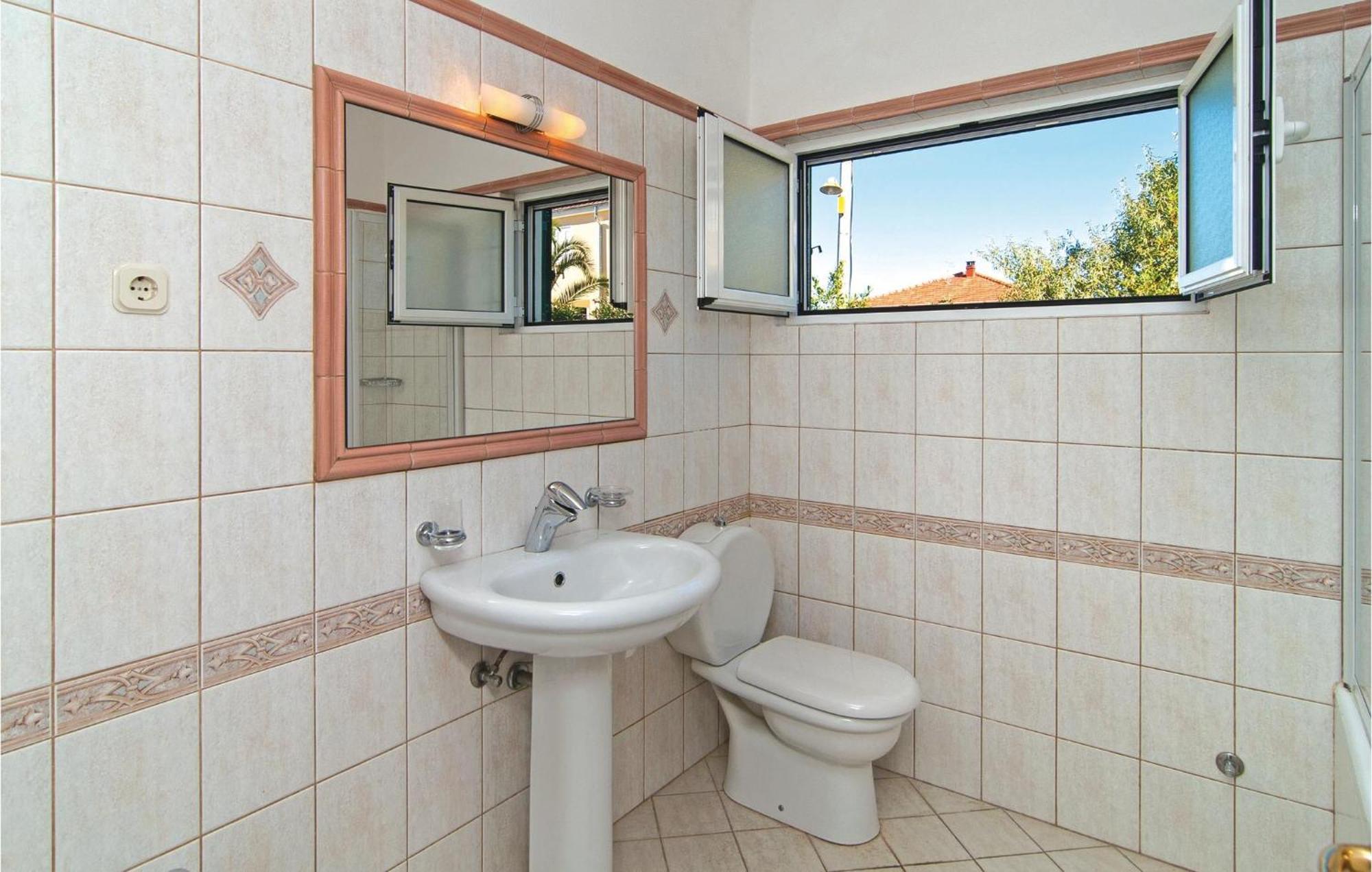 3 Bedroom Cozy Home In Supetar Bagian luar foto